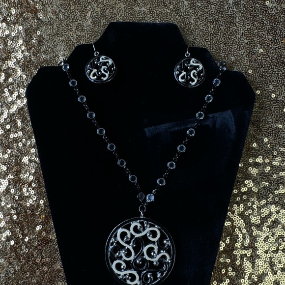 Elegant Black and Silver Necklace Set - Picture 4 of 4